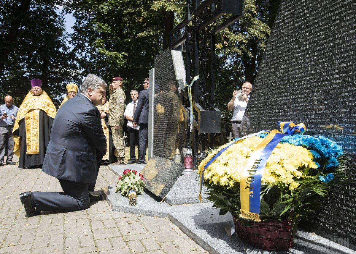 Президент также подтвердил приверженность украинской стороны политическим договоренностям относительно разблокирования проведения польской стороной поисковых и эксгумационных работ на территории Украины